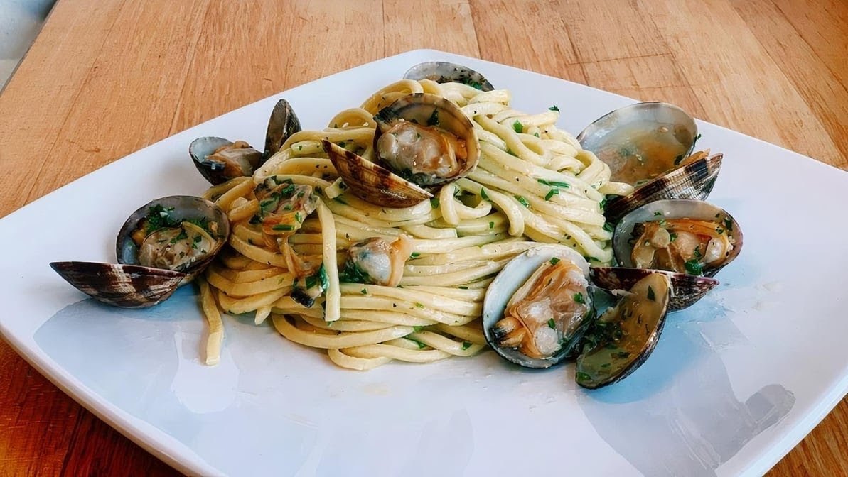 Linguine with fresh clams in garlic and oil at Gagliardi's